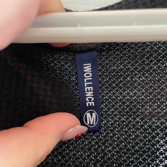 Black top with lace sleeves - Picture 2 of 4